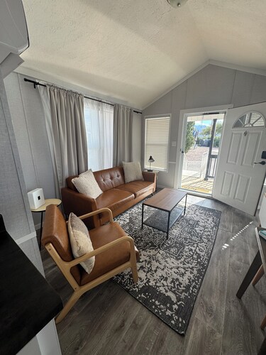 Stylish Tiny home Near Base and Downtown