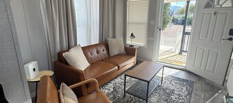 Stylish Tiny home Near Base and Downtown