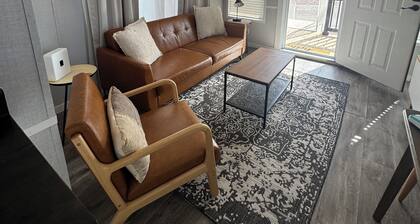 Stylish Tiny home Near Base and Downtown