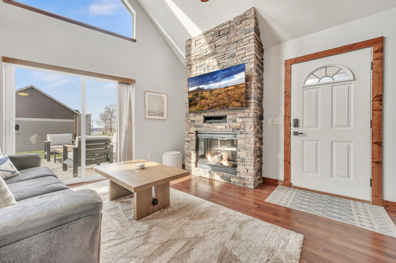 TV, fireplace