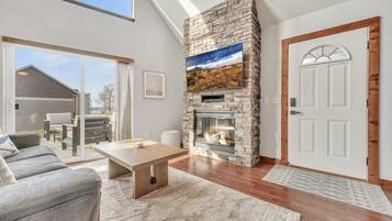 TV, fireplace