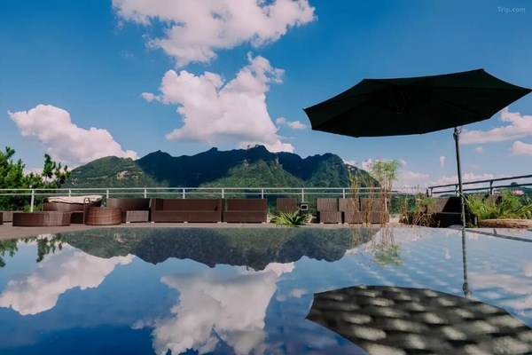 Una piscina al aire libre