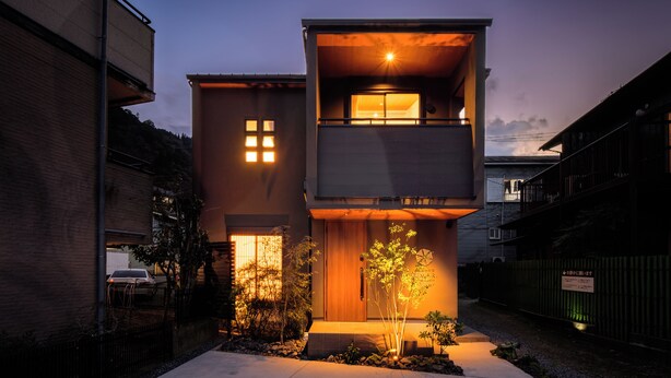 A modern two-story building with a wooden door and windows, surrounded by a small garden and a fence. - TEMARI Premier NORTH (Hakone)