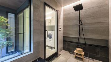 Villa Premier, 4 habitaciones | Baño | Bañera y ducha independientes y artículos de higiene personal ecológicos