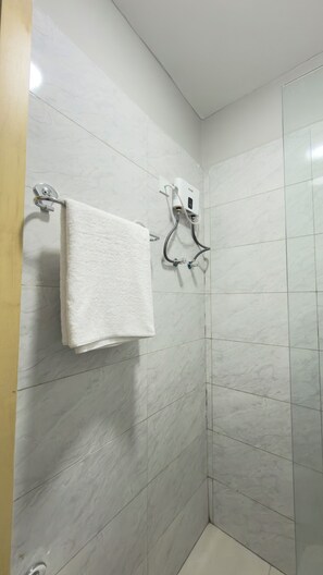 Towels, soap, toilet paper - Modern 1BR in Parklands — fully furnished, fast Wi-Fi, secure and Clean. (Nairobi)