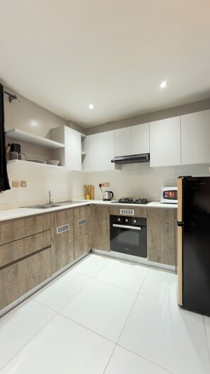 Private kitchen - Modern 1BR in Parklands — fully furnished, fast Wi-Fi, secure and Clean. (Nairobi)