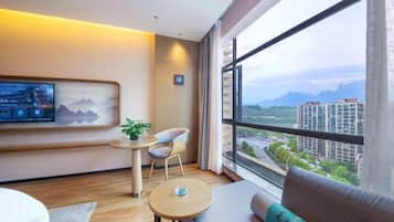 Deluxe Double Room, City View | Living area