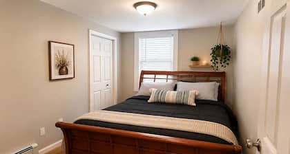 Modern 2BR Getaway with Arcade Game Room & Lounge Near Mohegan Sun & Foxwoods