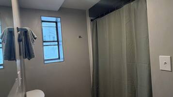 Douche, serviettes fournies, papier toilette