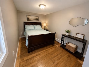 2 bedrooms, free WiFi, bed sheets - Modern 2BR Getaway with Arcade Game Room &  Lounge Near Mohegan Sun & Foxwoods (Norwich)