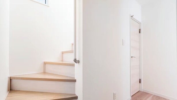 Eine Treppe mit Holzboden und einer weißen Wand.