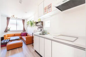 Casa familiar, vistas a la ciudad | Zona de estar | Una televisión de pantalla plana
