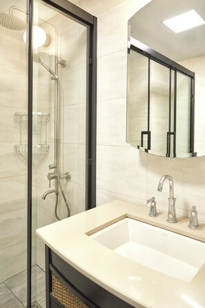 Superior Suite, Garden View | Bathroom - Innocondo Extended Stay Jing'an San He (Shanghai)