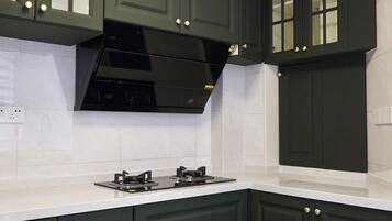 Suíte superior, vista para o jardim | Cozinha privada | Geladeira, micro-ondas, cooktop, produtos de limpeza