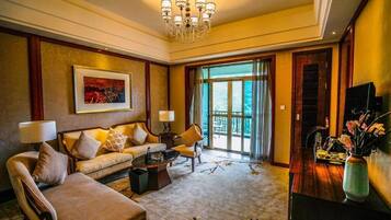 Superior-Suite, Balkon, Bergblick | Wohnbereich