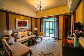 Suite superior, balcón, vistas a la montaña | Zona de estar