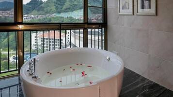 Suite superior, balcón, vista a la montaña | Interior