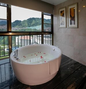 Superior suite, balkon, uitzicht op bergen | Interieur