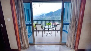 Suite superior, balcón, vistas a la montaña | Interior