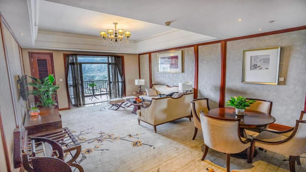 Superior-Suite, Balkon, Bergblick | Wohnbereich