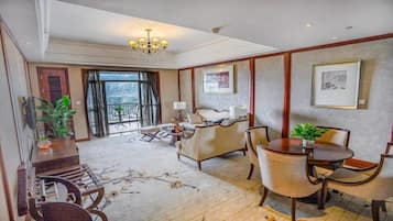 Superior-Suite, Balkon, Bergblick | Wohnbereich