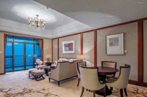 Luxe tweepersoonskamer, balkon, uitzicht op heuvels | Interieur