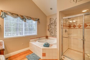 Shower, jetted bath, hair dryer, towels - Serene 4-bedroom  spacious house in Pagosa Springs perfect for your getaway. (Pagosa Springs)