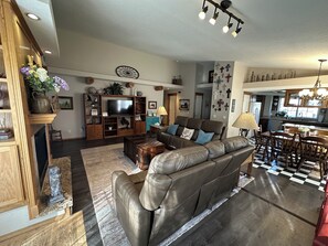 Smart TV, fireplace, DVD player, books - Serene 4-bedroom  spacious house in Pagosa Springs perfect for your getaway. (Pagosa Springs)