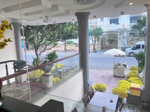 Outdoor dining - BIEN XANH HOTEL (Phuong Thang Tam)