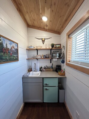 Private kitchen - Relaxing Rustic Barndominium with Mountain View’s in Challis Idaho (Challis)