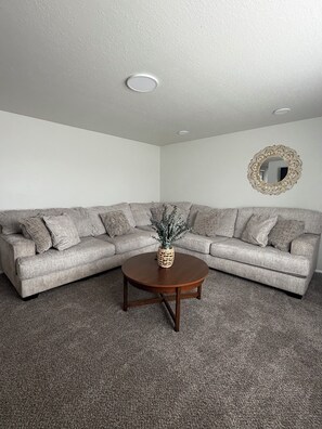 Living area - Garden Estate at the base of the Mountains, sleeps 16, near BYU (Orem)