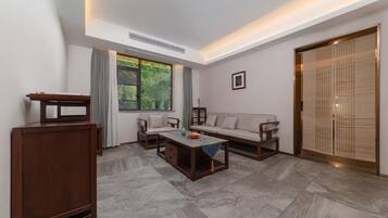 Suite, Terrasse, Blick auf den Innenhof | Wohnbereich