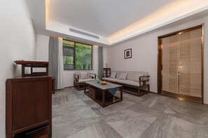 Suite, patio, vistas al patio | Zona de estar