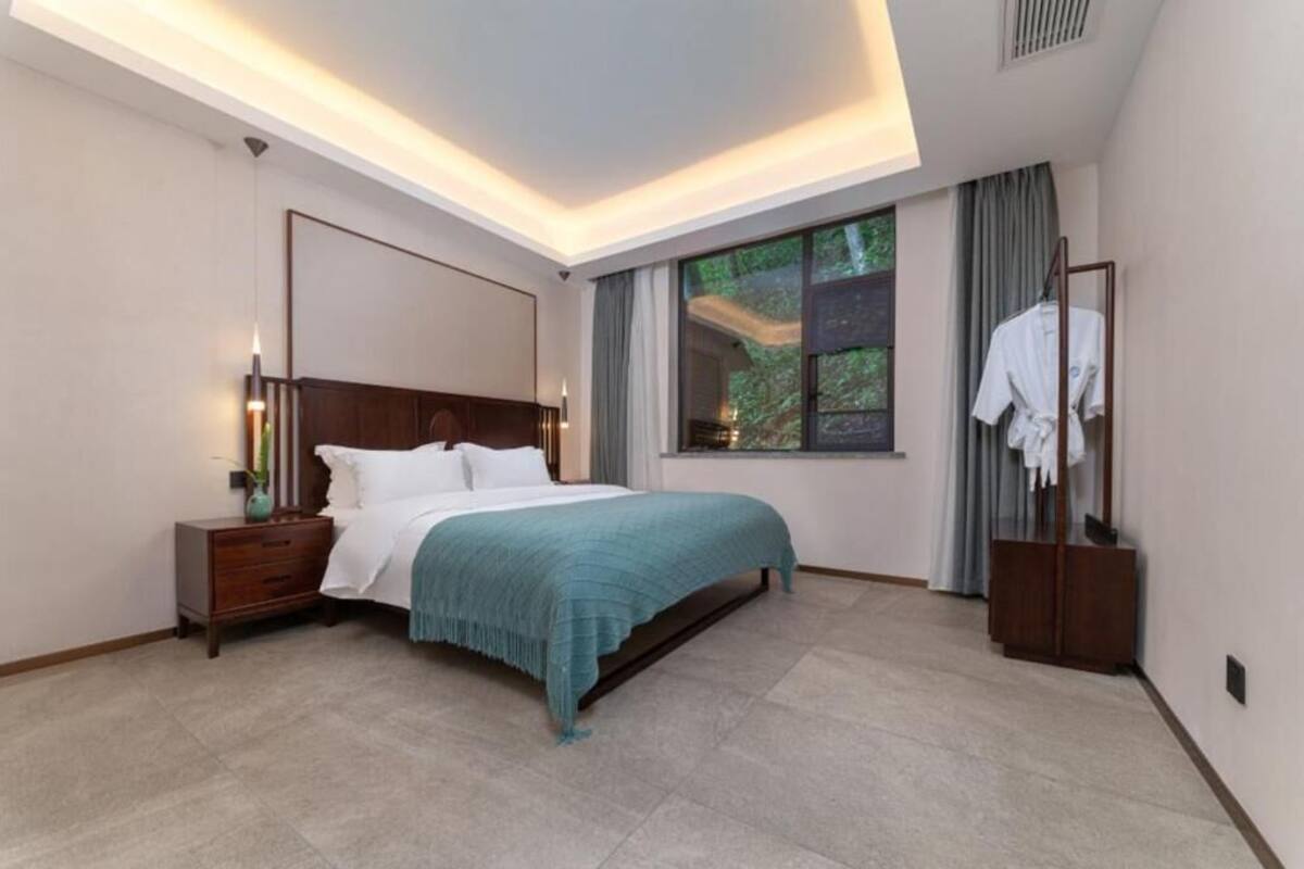 Phòng Suite Premier, sân hiên, quang cảnh núi