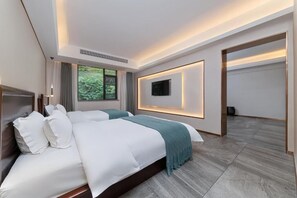 Suíte, varanda, vista para a colina