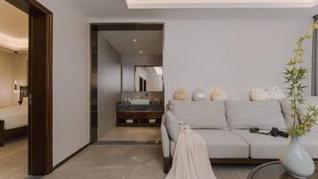 Family Suite, Patio, Courtyard View | Interior