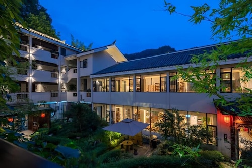 Serene Peaks Courtyard