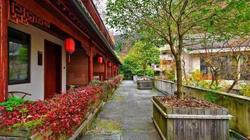 Phòng 2 giường đơn Deluxe, sân hiên, quang cảnh sân vườn | Khuôn viên nơi lưu trú