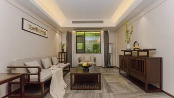 Suite, Terrasse, Hügelblick | Innenbereich