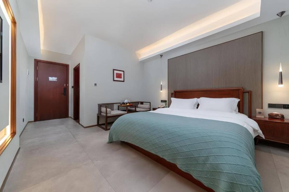 Phòng đôi Deluxe, sân hiên, quang cảnh sân vườn