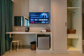 Interior - Cozy Night Room - Perfect Sleep, 4 min to Bangla (ตำบล ป่าตอง)