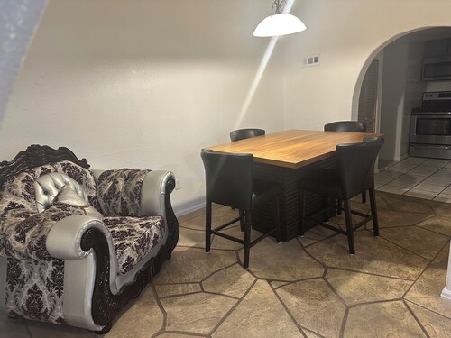 Beautiful 3-bedroom guest house in Commerce City perfect for your getaway