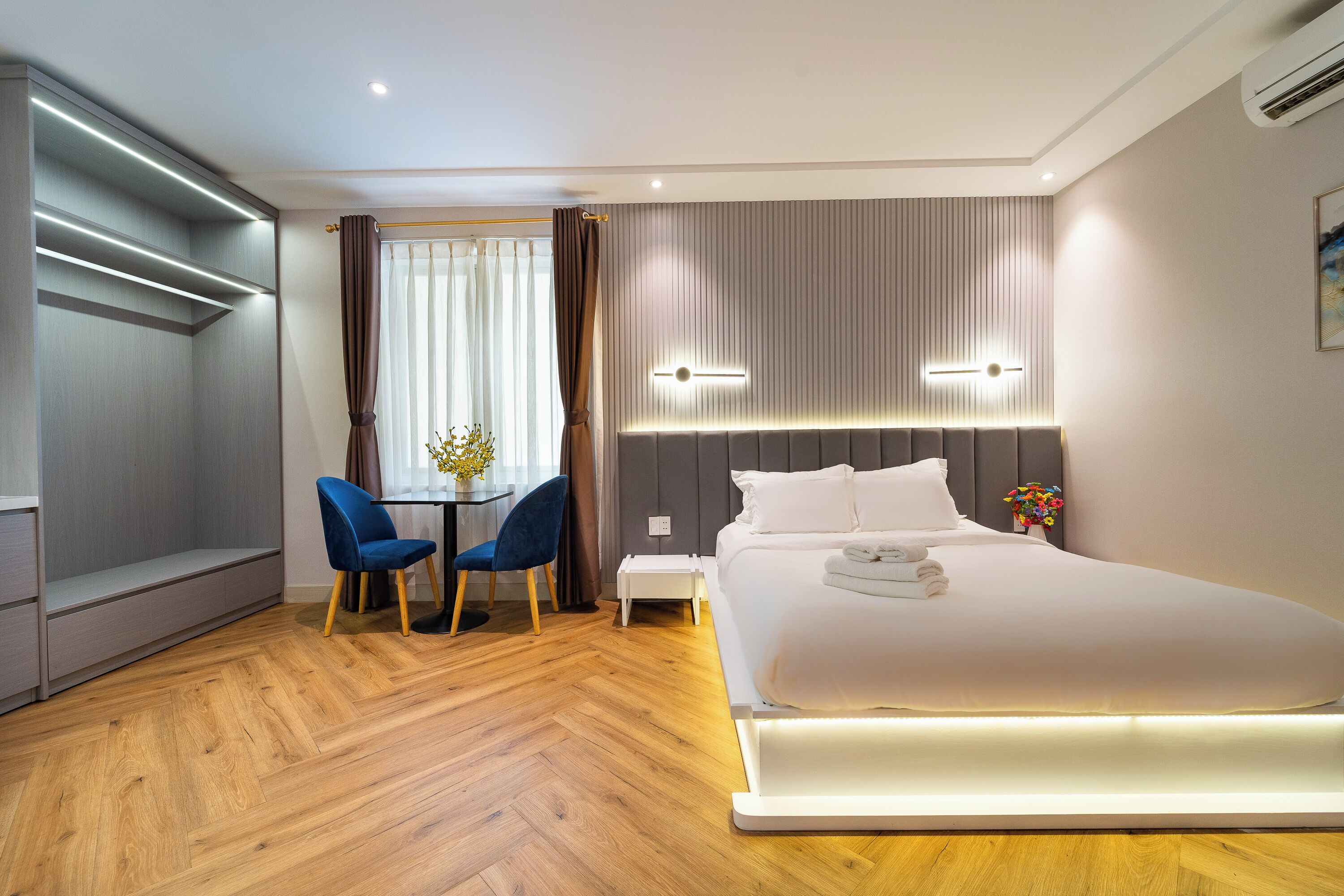 Design-Studiosuite | Hochwertige Bettwaren, Daunenbettdecken, Schreibtisch, kostenloses WLAN