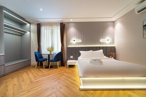 Suite estudio de diseñador | Ropa de cama de alta calidad, edredón, escritorio y wifi gratis 
