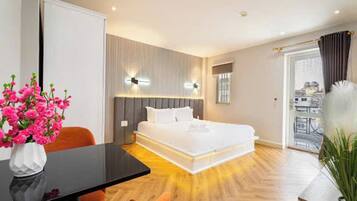 Une chambre d’hôtel avec un lit, un bureau et une chaise.