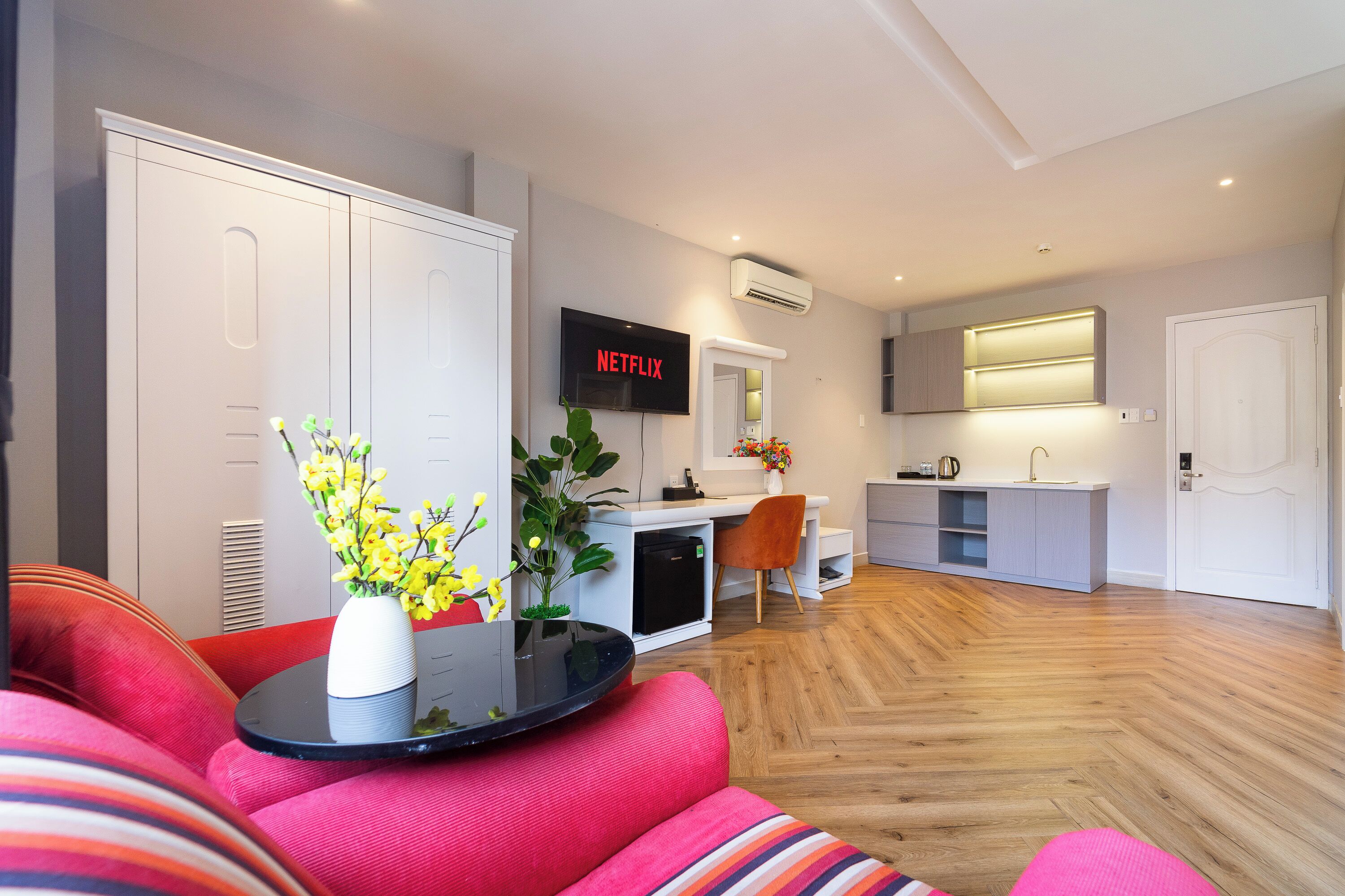 Quarto triplo com design assinado