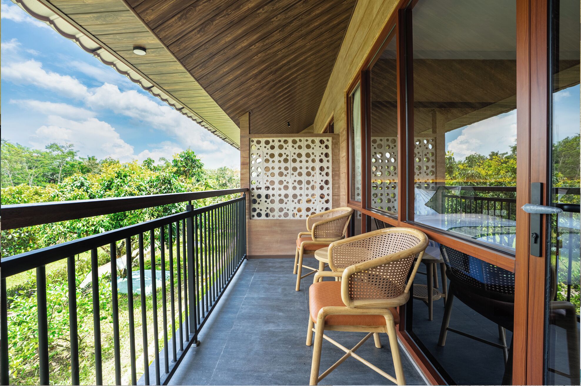 Chambre Standard avec lits jumeaux, balcon, vue établissement | Enceinte de l’hébergement