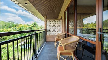 Chambre Standard avec lits jumeaux, balcon, vue Ă©tablissement | Enceinte de lâhĂ©bergement