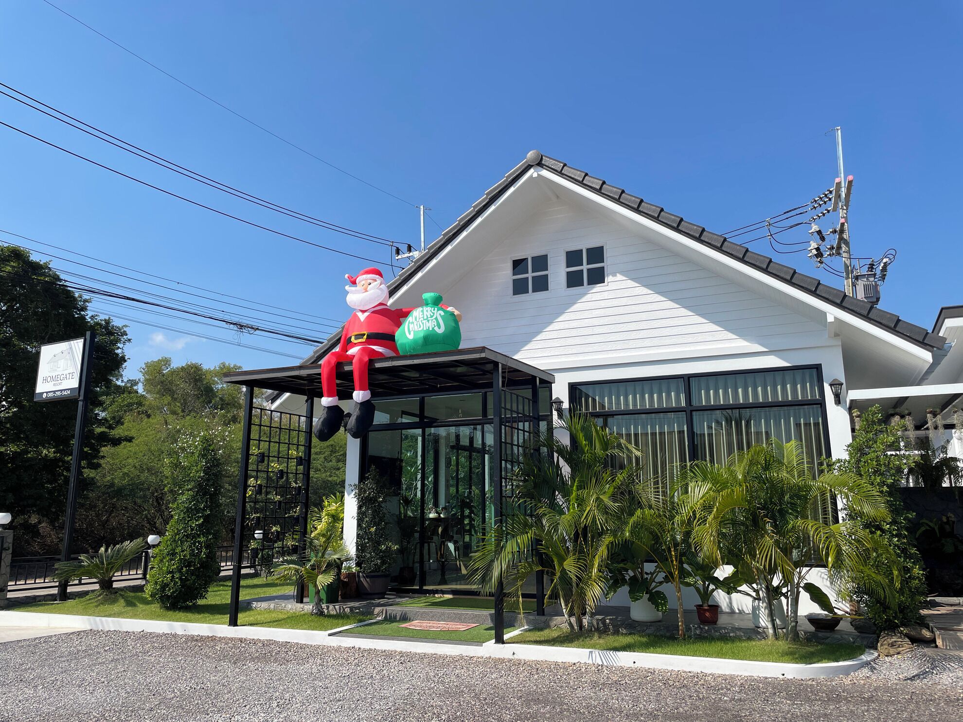 Une maison avec un porche abrité, une grande fenêtre et une décoration de Noël.