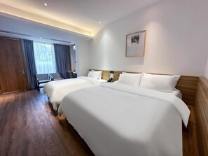 ห้องแฟมิลี่ทริปเปิล, ระเบียง, วิวสวนหย่อม | ห้องเก็บเสียง, เตารีด/โต๊ะรีดผ้า, Wi-Fi ฟรี